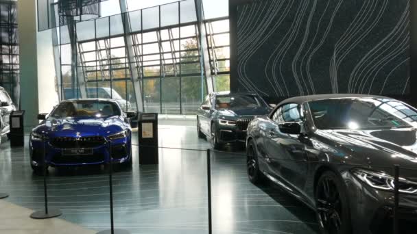 Monaco di Baviera, Germania - 25 ottobre 2019: Sala espositiva nel complesso BMW. Nuove auto avanzate stand in mostra. Esposizione di nuove auto moderne da BMW Welt preoccupazione . — Video Stock