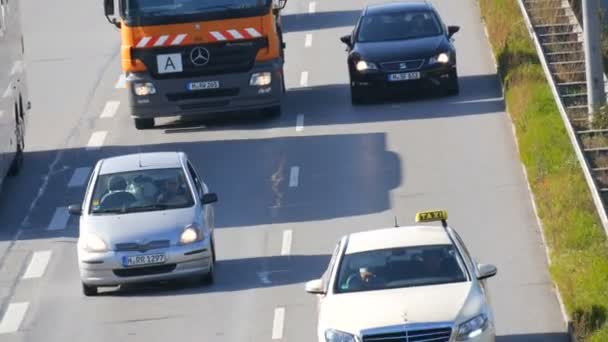 Münih, Almanya - 25 Ekim 2019: Birçok araba yol boyunca gidiyor. Araba trafiği — Stok video