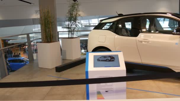Münih, Almanya - 25 Ekim 2019: Bmw kompleksindeki sergi salonunda yeni elektrikli araba konsepti. Yeni gelişmiş arabalar sergide. Bmw Welt şirketinden yeni modern arabalar.. — Stok video