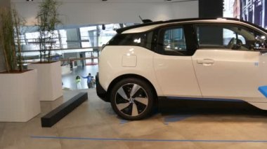 Münih, Almanya - 25 Ekim 2019: Bmw kompleksindeki sergi salonunda yeni elektrikli araba konsepti. Yeni gelişmiş arabalar sergide. Bmw Welt şirketinden yeni modern arabalar..