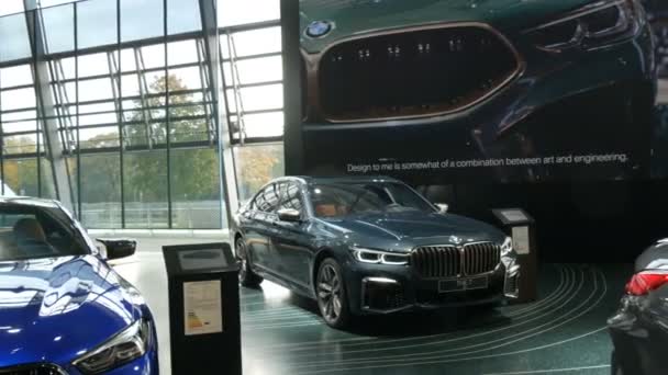 München, Germania - 25 octombrie 2019: Sala de expoziții în complexul BMW. Noi mașini avansate stau la expoziție. Expoziţie de maşini noi moderne de la BMW Welt . — Videoclip de stoc