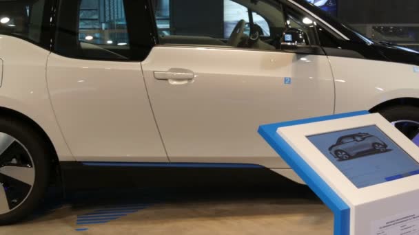 Monachium, Niemcy - 25 października 2019: Nowa koncepcja samochodu elektrycznego na hali wystawowej kompleksu Bmw. Nowe zaawansowane samochody stoją na wystawie. Nowe nowoczesne samochody koncernu Bmw Welt. — Wideo stockowe