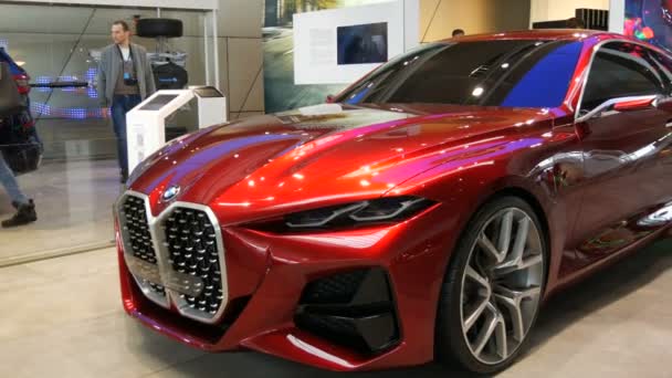 Munich, Allemagne - 25 octobre 2019 : Belle voiture moderne rouge vif dans le hall d'exposition du complexe BMW. Nouvelles voitures de pointe stand à l'exposition. Nouvelles voitures modernes de la BMW Welt préoccupation . — Video