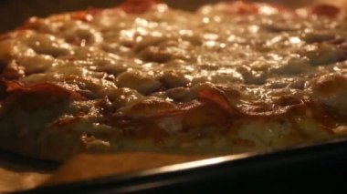 Lezzetli İtalyan pizza salamı ve fırında kızartılmış peynir. Yakın görüş.