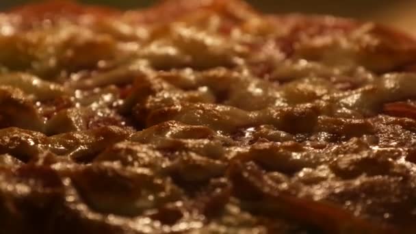 Saboroso salame de pizza italiana e queijo assado no forno vista de perto — Vídeo de Stock