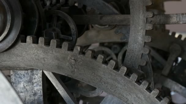 Riesige Metallzahnräder alter, alter Uhr. Zeit, alt, Uhrenkonzept. — Stockvideo