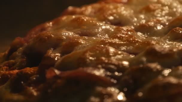 Ost på pizza smälter från ugnen värme närbild — Stockvideo