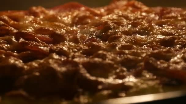 Ost på pizza smälter av ugnsvärme. Smaklig italiensk pizza salami och ost rostad i ugn närbild — Stockvideo