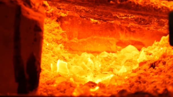 Carbón caliente en la vieja estufa. Carbón rojo caliente en una estufa de barro vintage — Vídeos de Stock