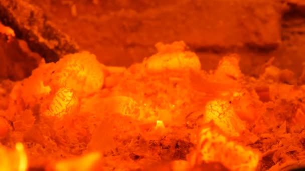 Carbón caliente en la vieja estufa. Carbón rojo caliente en una estufa de barro vintage — Vídeo de stock