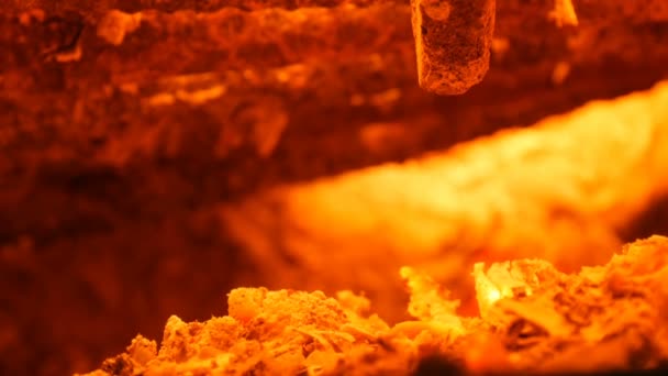 Carbone bollente nella vecchia stufa. Carbone rosso caldo in una stufa d'argilla vintage — Video Stock