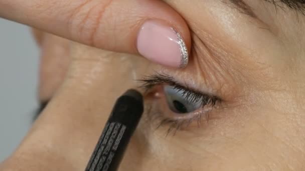 Make up artist gör ögonmakeup till medelålders kvinna med blå ögon. Åldersmink. Närbild porträtt. Applicera puder med borste — Stockvideo