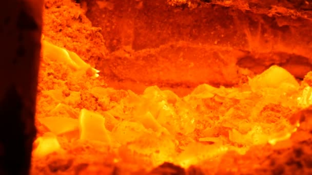 Carbón caliente en la vieja estufa. Carbón rojo caliente en una estufa de barro vintage — Vídeo de stock