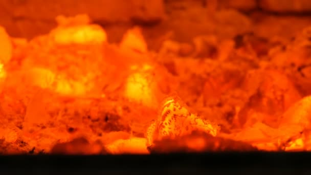 Žhavé uhlíky ve starých kamnech. Horké červené uhlíky ve vinobraní hliněných kamnech — Stock video
