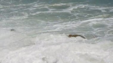 Köpüklü fırtına dalgaları. Huzursuz Denizin Manzarası