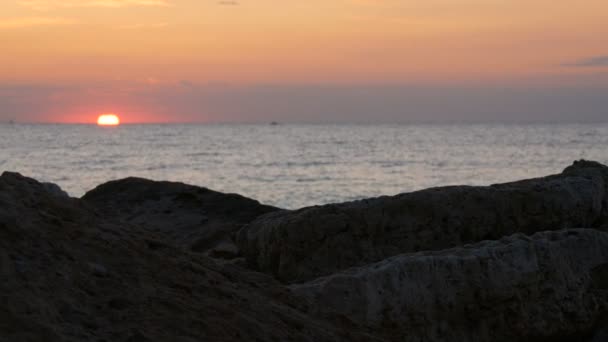 Bellissimo tramonto o alba sul mare. Mar Nero, Bulgaria — Video Stock