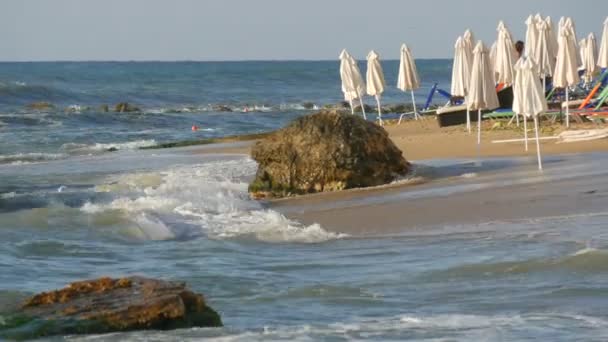 Tomma flerfärgade solstolar eller solstolar och vikta strandparasoller på resort stranden. Lyxsemester i Svarta havet, Bulgarien. — Stockvideo