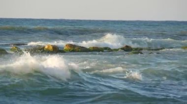 Bulgaristan 'ın Karadeniz kentinde büyük taş dalgaları dalgaları kırıyor