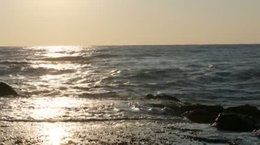 Denizde resim gibi bir gün doğumu. Bulgaristan 'ın Karadeniz kıyısındaki kayalık kıyılarına güzel büyük dalgalar çarpıyor