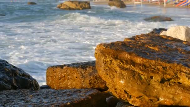 海滨阳光灿烂的一天. 大浪冲刷着保加利亚黑海的岩石海岸 — 图库视频影像