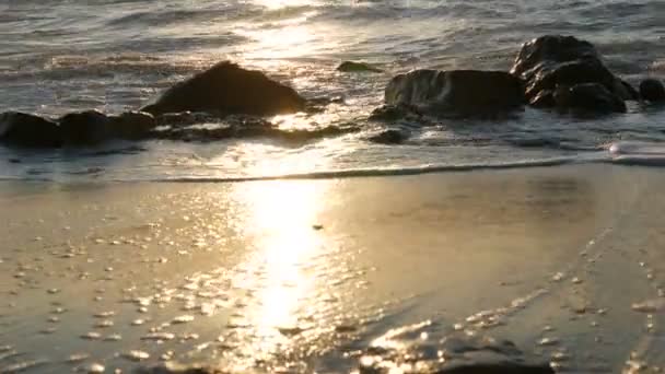 Lever de soleil à la mer, paisible paysage marin calme. Belles grandes vagues orageuses avec couverture de mousse énormes rochers et rochers sur le rivage, côte écrasante vague extrême — Video