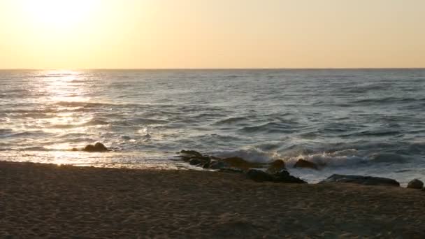 Festői napfelkelte a tengeren. Gyönyörű nagy hullámok zuhannak le a Fekete-tenger sziklás partján, Bulgária — Stock videók