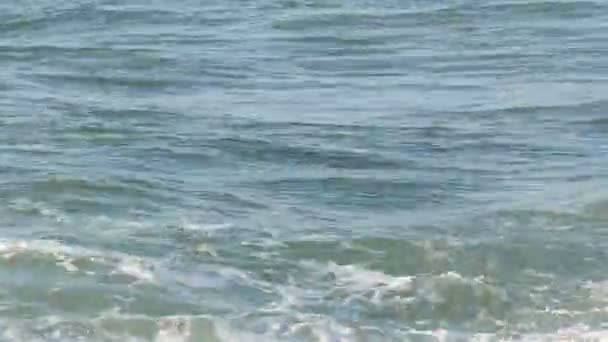 美丽的海浪冲刷海岸，迷人的海浪力量将我们的视线拉近 — 图库视频影像