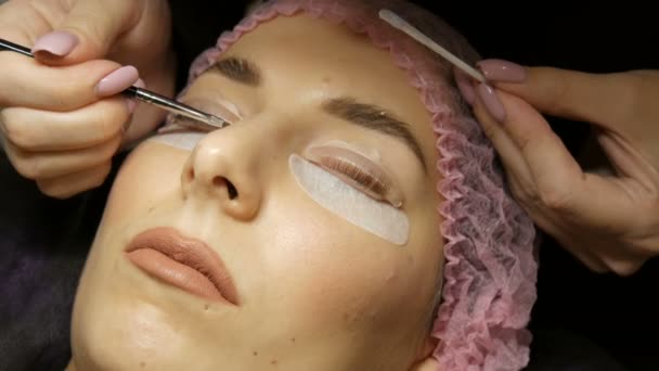 Spezielle Wellness-Mischung und molekulare Wiederherstellung auf den Wimpern Nahsicht. Professionelles Verfahren für Laminierung und Botox-Wimpern — Stockvideo