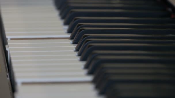 Интересное мистическое самоиграющее пианино. Черно-белые клавиши фортепиано, которые играют сами по себе — стоковое видео