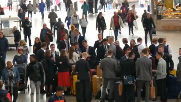 Münih, Almanya - 25 Ekim 2019: Merkezi tren istasyonu. Takım elbiseli ve bavullu bir grup insan birbirini selamlıyor. — Stok video