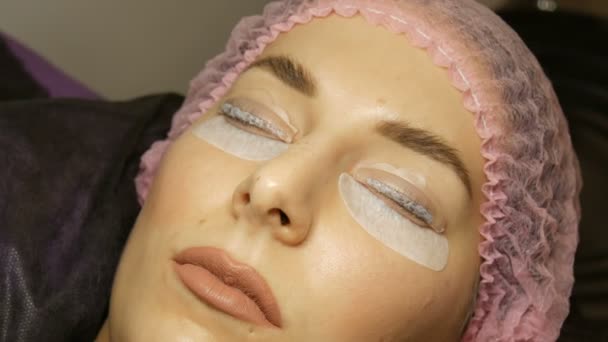 美容院的专业睫毛增强。 特殊药物应用于年轻女子脸上的睫毛 — 图库视频影像