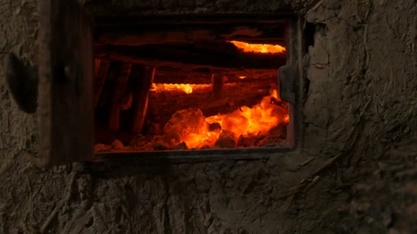 Carbón caliente en la vieja estufa. Carbón rojo caliente en una estufa de barro vintage — Vídeos de Stock