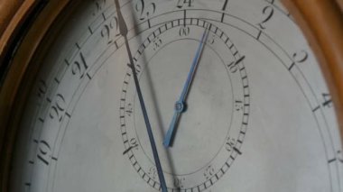 Eski, klasik mekanik saatlerin kadranı. Saat kolu kadranda hareket eder
