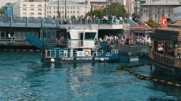 Estambul, Turquía - 11 de junio de 2019: Un buque de tratamiento de agua limpia las aguas y la basura del agua del Mar de Mármara, cerca del muelle. Buque de mar que retira la basura de la zona acuática de Estambul — Vídeos de Stock
