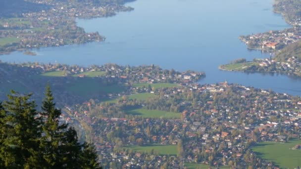 Bajor tiszta tó Tegernsee kilátás szárium felett. Gyönyörű táj a hegyi tó a bajor Alpokban, Németország — Stock videók