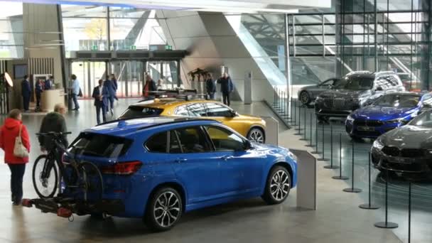 Munich, Germany - October 25, 2019: Exhibition hall in the BMW complex. New advanced cars stand at exhibition. Exhibition of new modern cars from the BMW Welt concern. — Stock Video