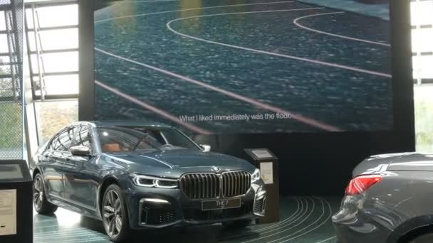 Munich, Germany - October 25, 2019: Exhibition hall in the BMW complex. New advanced cars stand at exhibition. Exhibition of new modern cars from the BMW Welt concern. — Stock Video