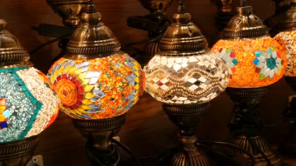Sok színes török lámpa egy nagybazári boltban, Isztambulban, Törökországban. Hagyományos színes kézzel készített ázsiai mozaik lámpák színes üveg a piacon. Arab lámpák — Stock videók