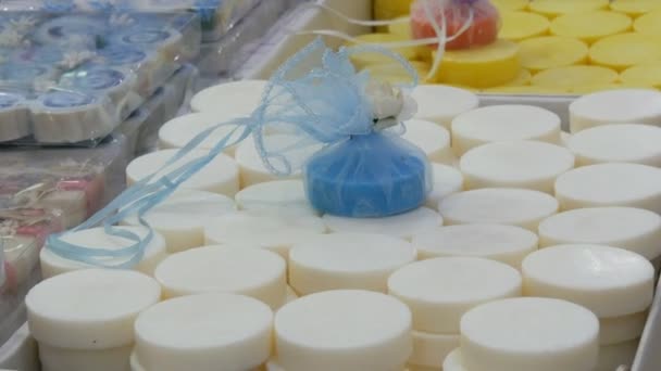 礼品盒内手工制作的白色圆形肥皂 — 图库视频影像
