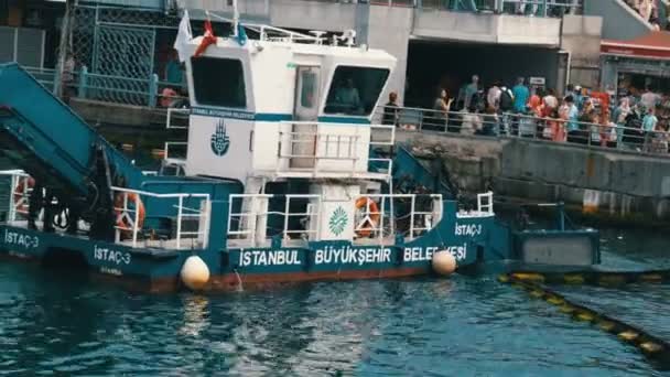 土耳其伊斯坦布尔- 2019年6月11日：一艘水处理船清理靠近码头的马尔马拉海水域和垃圾。 从伊斯坦布尔水域运走垃圾的海船 — 图库视频影像
