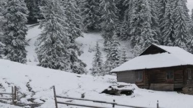 Karlı dağlarda ahşap evle muhteşem kış manzarası. Noel tatili kavramı. Karpatlar Dağı, Ukrayna, Avrupa