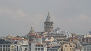 İstanbul, Türkiye - 11 Haziran 2019: 11 Haziran 2019: İstanbul kıyıdan Galata Kulesi manzarası. Eminonu tarafı şehrin turizm ve turizm merkezidir..