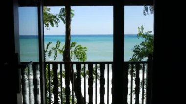 Balkondan üç renkli güzel denize farklı turkuaz mavi ve koyu yeşil tonlarda dalgalar ve beyaz köpüklerle bakın.