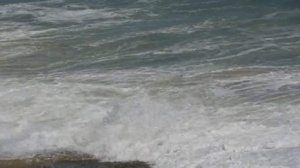 用泡沫搅动海浪. 不安分的大海风景 — 图库视频影像