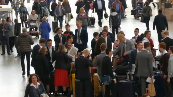 Münih, Almanya - 25 Ekim 2019: Merkezi tren istasyonu. Takım elbiseli ve bavullu bir grup insan birbirini selamlıyor. — Stok video