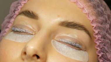 Özel sağlık botoksu karışımı ve kirpiklerin moleküler restorasyonu. Yakın görüş. Kaplama ve botoks kirpikleri için profesyonel prosedür