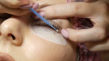 Profesyonel güzellik uzmanı, kirpikleri renkli kirpiklerden genç ve güzel kadınlara kadar temizler.