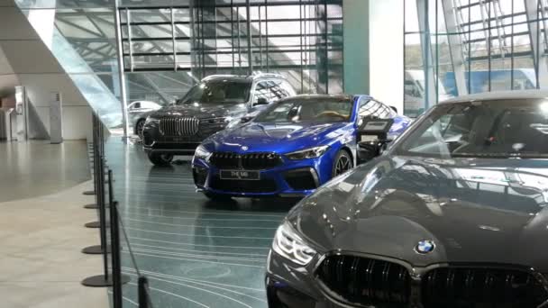 ミュンヘン,ドイツ- 10月25 、 2019: Bmw複合体内の展示ホール。新しい先進的な車は展示会に立つ。Bmw Weltの懸念からの新しい現代車の展示. — ストック動画