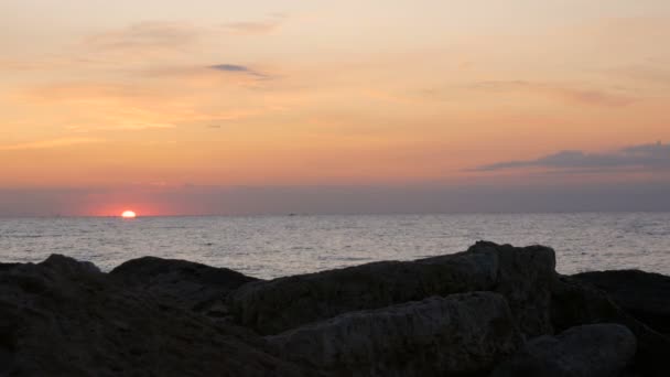 Beau coucher ou lever de soleil sur la mer. Mer Noire, Bulgarie — Video