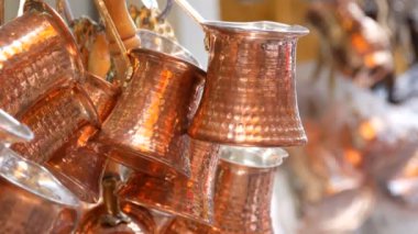 İstanbul pazarında güzel, pırıl pırıl bakır kahve Türkleri asılı